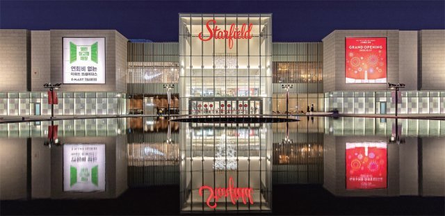 경기 남부 최대 복합쇼핑몰로 자리잡은 스타필드 안성 야경.