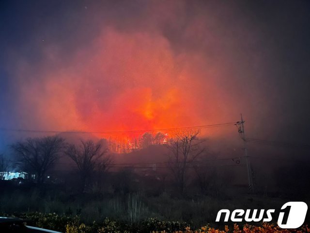 19일 오전 강원 양양군 양양읍 사천리의 한 창고에서 발생한  화재가 인근 야산으로 번져 있다 (독자 제공) 2021.2.19/뉴스1