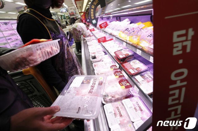 서울 도심의 한 대형마트에서 고객들이 닭과 오리 제품을 구매하고 있다. 2020.12.14/뉴스1 © News1