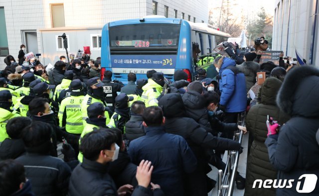 정인양을 입양한 후 수개월간 학대해 사망에 이르게 한 혐의를 받는 양모 장모씨가 17일 오후 서울 양천구 서울남부지방법원에서 열린 아동복지법위반(아동유기·방임) 등 2차 공판기일을 마치고 호송차로 법원 청사를 나서자 시민들이 길을 가로막고 있다. 2021.2.17/뉴스1 © News1