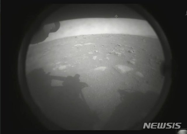 美 나사 화성 탐사선 ‘퍼서비어런스’, 화성서 첫 사진 송출.