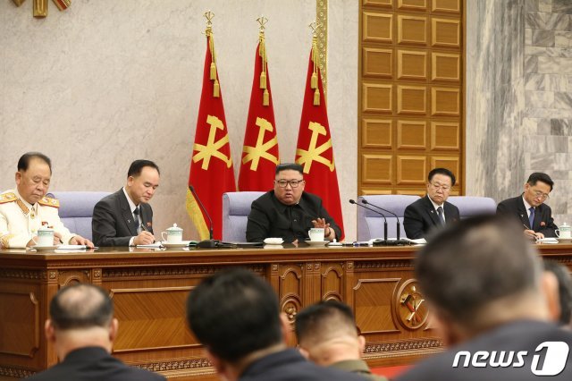 북한 노동당 중앙위원회 제8기 제2차 전원회의가 2월 8일부터 11일까지 진행된 가운데, 김정은 당 총비서가 회의를 지도하고 있다. (평양 노동신문=뉴스1)