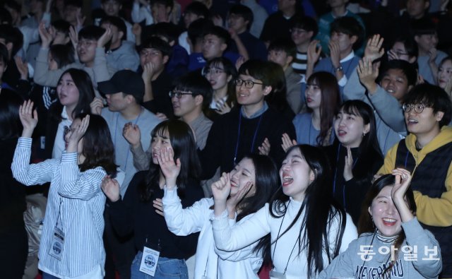 서울 연세대 대강당에서 열린 총학생회 주최 신입생 오리엔테이션에 신입생들이 아카라카 응원단과 함께 신나는 응원가를 배우며 함성을 지르고 있습니다. 2019년 2월 16일.