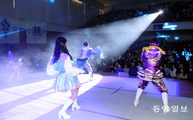 서울 연세대 대강당에서 열린 총학생회 주최 신입생 오리엔테이션에 아카라카 응원단이 공연을 하고 있습니다. 2018년 2월 13일