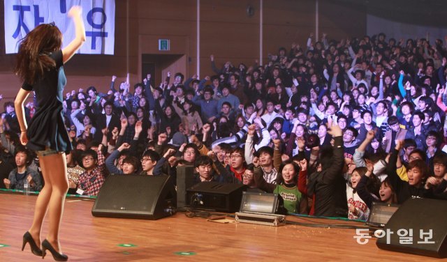 서울 연세대 대강당에서 총학생회 주최 신입생 오리엔테이션에 신입생들이 아카라카 응원단과 함께 신나는 응원가를 배우며 율동을 하고 있습니다. 2012년 2월 14일