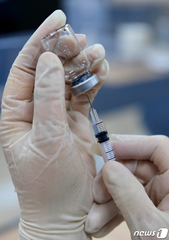 신종 코로나바이러스 감염증(코로나19) 예방접종 간호사 직무교육에 참석한 간호사들이 코로나19 백신 접종 실습을 하고 있다. 뉴스1