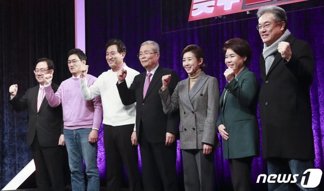 김종인 비대위원장과 국민의힘 서울시장 예비후보들이 16일 오후 서울 용산구 백범김구기념관에서 열린 서울을 바꾸는 힘 제1차 맞수토론회를 앞두고 기념촬영을 하고 있다. 2021.2.16/뉴스1 © News1 국회사진취재단