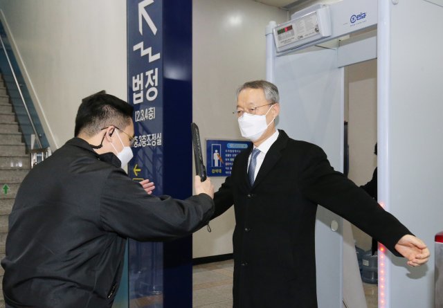 백운규 전 산업통상자원부 장관이 2021년 2월 8일 영장실질심사에 출석하기 위해 대전지법 입구에서 신체 수색을 받고 있다.