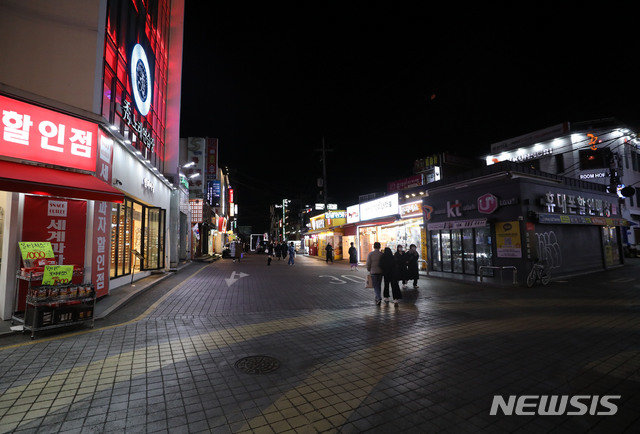 사회적 거리두기 단계가 수도권에는 2단계, 비수도권은 1.5단계로 완화된 2월 15일 오후 서울 홍대거리가 한산한 모습을 보이고 있다. 뉴시스