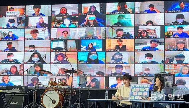 19일 서울 연세대 백주년기념관에서 열린 총학생회 주최 비대면 신입생 오리엔테이션을 유튜브를 통해 중계하고 있습니다.