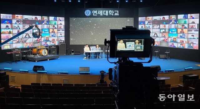 19일 서울 연세대 백주년기념관에서 열린 총학생회 주최 비대면 신입생 오리엔테이션을 유튜브를 통해 중계하고 있습니다.