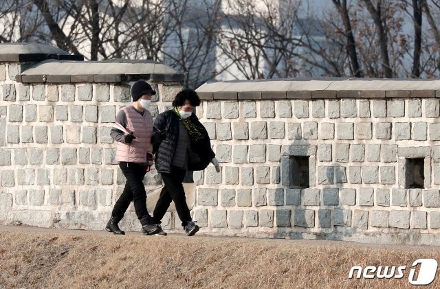 추위가 풀려 포근해진  19일 오후 경기도 수원화성 창룡문 앞에서 시민들이 산책을 즐기고 있다. 2021.2.19 © News1