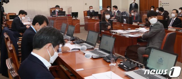 19일 서울 여의도 국회에서 국토교통위원회 법안심사소위가 열리고 있다. 2021.2.19 © News1