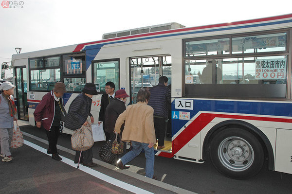 일본 지자체들은 대개 70세 이상 고령자들을 위해 각종 할인제도를 지원하고 있다. 지방 소도시의 버스 정류장.