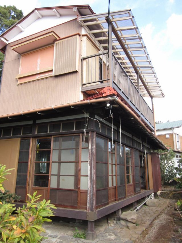 인구 감소와 도시집중으로 일본 전국에 방치된 빈집이 전체 주택의 13.6%인 846만 가구에 달한다. 자녀들에게 상속된 빈집은 팔리지도 않고 관리비만 드는 애물단지 취급을 받고 있다. 사진: 오다와라시 홈페이지