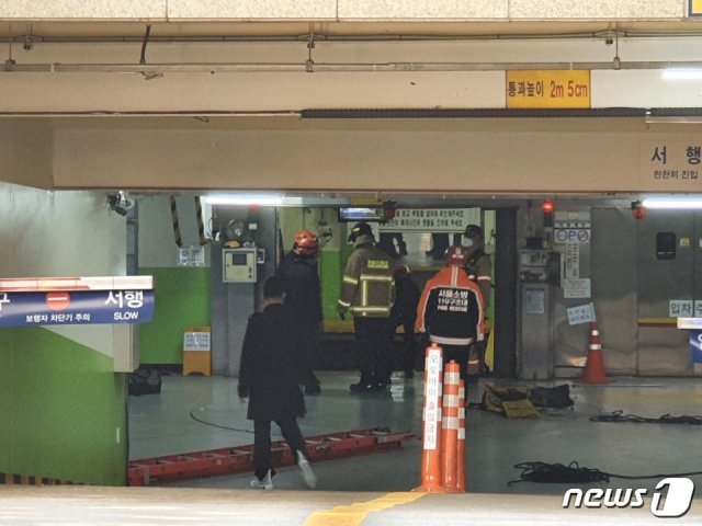 20일 오후 서울 마포구 한 빌딩에서 승용차가 지하주차장으로 추락하는 사고가 발생했다. © 뉴스1