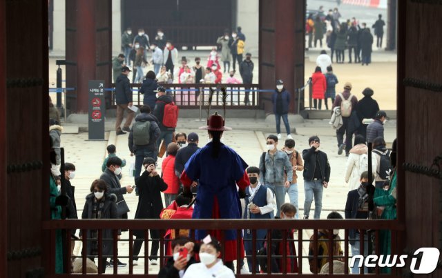 설 연휴 마지막날 포근한 날씨를 보인 14일 서울 종로구 경복궁에서 관람객들이 가벼운 옷차림으로 나들이를 하고 있다. 2021.2.14 © News1