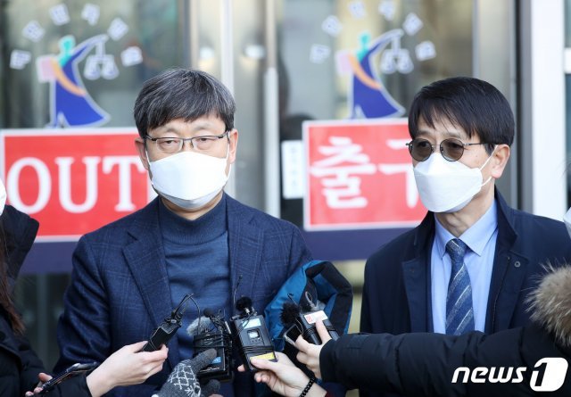 김재윤 세화고 교장(왼쪽)과 고진영 배재고 교장. 2021.2.18 © News1