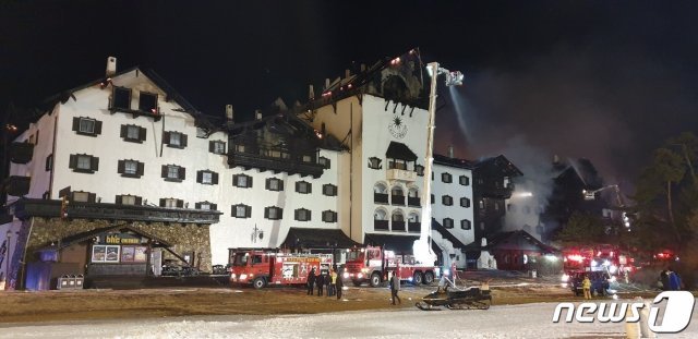 지난 20일 오후 11시 4분께 전북 무주군 설천면 덕유산리조트 티롤호텔 옥상 목재 구조물에서 화재가 발생했다. 불은 5시간만인 21일 오전 3시55분께 진화됐다.(전북소방본부 제공)2021.2.21