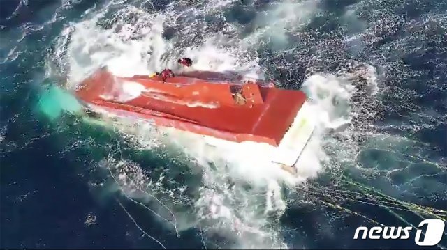 20일 경북 포항해양경찰서 구조대원들이 19일 경주 감포 동방 43km 해상에서 전복된 홍게잡이 어선 A호(9.77톤,구룡포선적)실종자 수색을 하고 있다. (포항해양경찰서제공)2021.2.20
