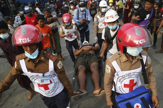 적십자 직원들이 20일 미얀마 만달레이에서 한 남자를 들것에 싣고 이동하고 있다. AP뉴시스