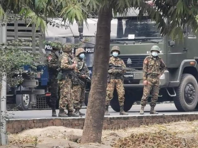 미얀마 군인들이 수류탄을 몸에 달고, 저격용 총을 들고 대기하는 모습. twitter photo