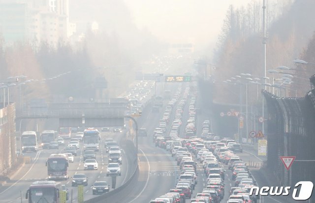 지난 12일 서울 서초구 잠원IC 부근 경부고속도로 하행선이 차량들로 정체현상을 보이는 가운데 미세먼지로 인해 하늘이 뿌옇게 보이고 있다. 2021.2.12 © News1