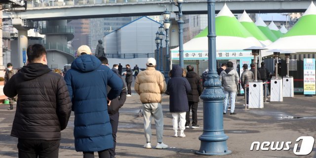 21일 오전 서울역 광장에 마련된 신종 코로나바이러스 감염증(코로나19) 임시선별검사소에서 시민들이 검사를 기다리고 있다. © News1