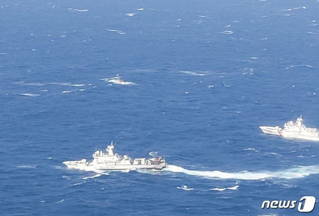 경북 포항해양경찰서는 21일 오전 9시20분쯤 경주 감포 동방 42km지점에서 사고를 당한 홍게잡이 어선 A호(9.77톤, 구룡포선적) 실종 선원으로 추정되는 1명을 발견했다고 밝혔다. (포항해양경찰서 제공)2021.2.20