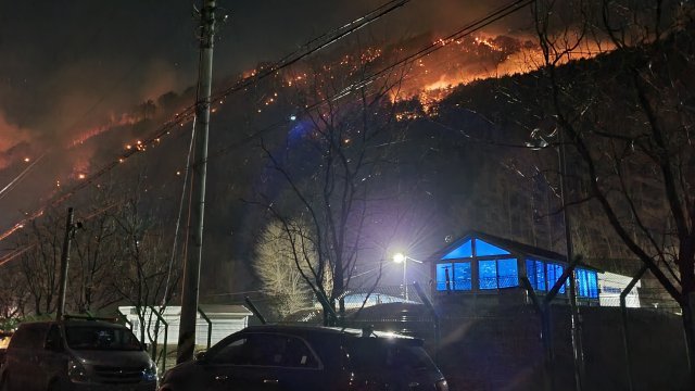 20일 밤 강원 정선군 여량면 구절리 산불 발생 현장.