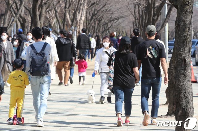 대구의 낮 기온이 20도를 넘어 완연한 봄 날씨를 보인 21일 오후 대구 수성유원지에서 가벼운 옷차림의 시민들이 산책하고 있다. 2021.2.21/뉴스1 © News1