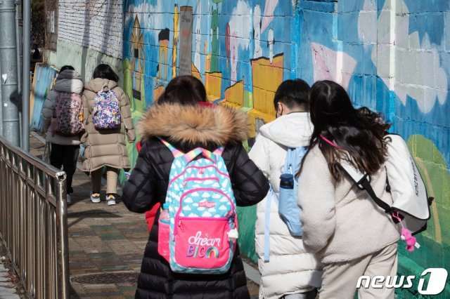 서울 시내 한 초등학교에서 지난달 28일 학생들이 하교하고 있다. 2021.1.28/뉴스1 © News1