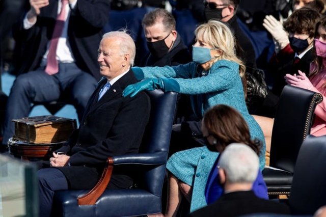 조 바이든 미국 대통령(왼쪽) 취임식 때 무사히 선서를 마친 남편에게 “잘했다”는 의미로 뒤에서 어깨에 손을 얹고 격려하는 퍼스트레이디 질 여사. “신뢰와 존중에 바탕을 둔 부부 관계를 보여준다”는 평을 들었다. 사진 출처 백악관 홈페이지