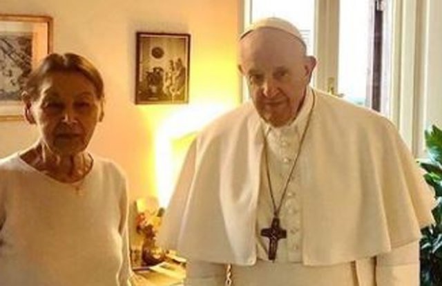 20일(현지 시간) 이탈리아 로마에 사는 홀로코스트 생존자 에디트 브루크 씨(왼쪽)의 집을 방문한 프란치스코 교황. 사진 출처 프란치스코 교황 인스타그램
