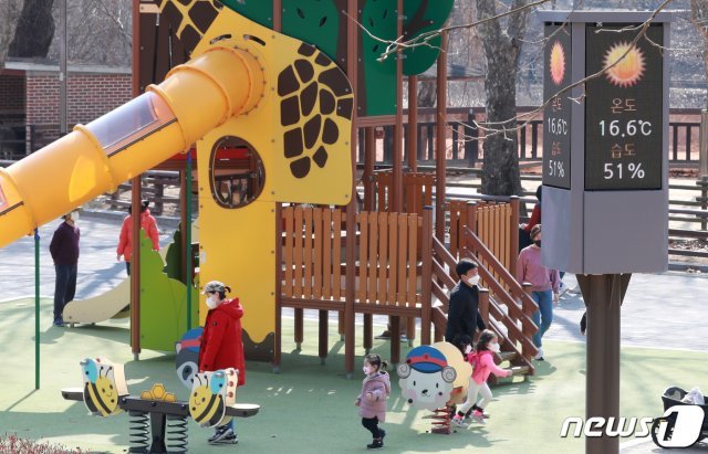 전국이 포근한 날씨를 보인 21일 오후 경기도 과천 서울대공원에서 시민들이 가벼운 옷차림으로 야외활동을 하고 있다.   2021.2.21/뉴스1 © News1