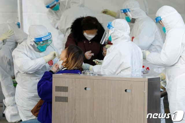 집단감염이 발생한 경기 남양주 진관산업단지 이동검사소에서 의료진들이 검체채취를 하고 있다./뉴스1 © News1