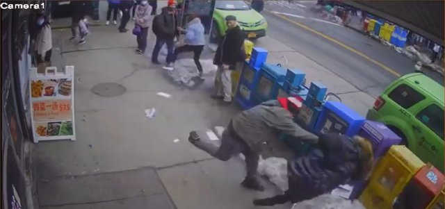 16일 오후 뉴욕 퀸즈 지역의 길가에서 백인 남성에게 공격당하는 아시아계 여성