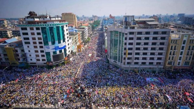 22일 미얀마 제2도시 만달레이 중심가에서 수만 명의 시위대가 쿠데타를 규탄하며 거리를 가득 채우고 있다. 이날 최대 도시 양곤,
 수도 네피도 등 미얀마 전역에서는 1일 쿠데타 발발 후 가장 많은 인파가 거리로 몰려나와 군사정권 타도를 외쳤다. 트위터 캡처