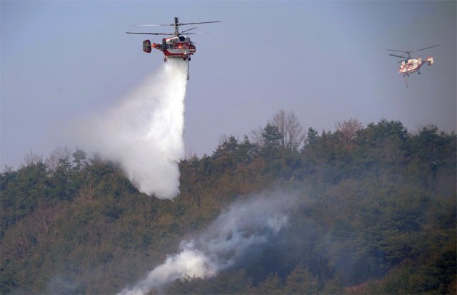 22일 오전 경북 안동시 임동면 산불 현장에서 산림청 소속 헬기가 물을 뿌리며 산불을 진화하고 있다. 산림청 제공