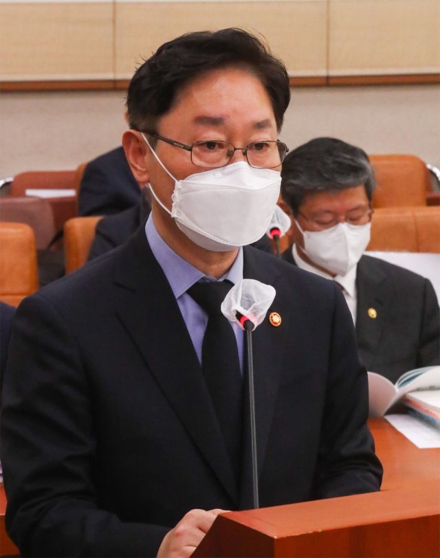 박범계 법무부 장관이 22일 국회 법제사법위원회 전체회의에 참석해 의원들의 질의에 답변하고 있다. 사진공동취재단