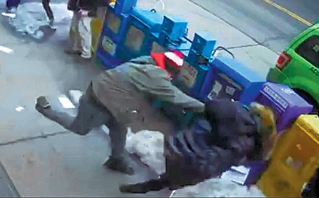 16일 오후 미국 뉴욕 퀸스 지역의 한 거리에서 백인 남성에게 공격당하는 아시아계 여성. 트위터 캡처
