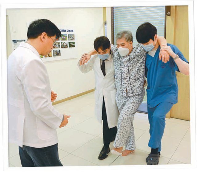 신 병원장(왼쪽)이 허리디스크 환자에게 동작침법을 실시하고 있다.
