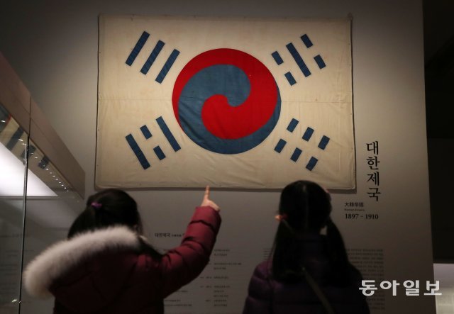 23일 특별공개 된 ‘데니 태극기(국가등록문화재 제382호)’를 보기 위해 서울 국립중앙박물관을 찾은 어린이들이 태극기의 크기에 놀라고 있다. 양회성 기자 yohan@donga.com