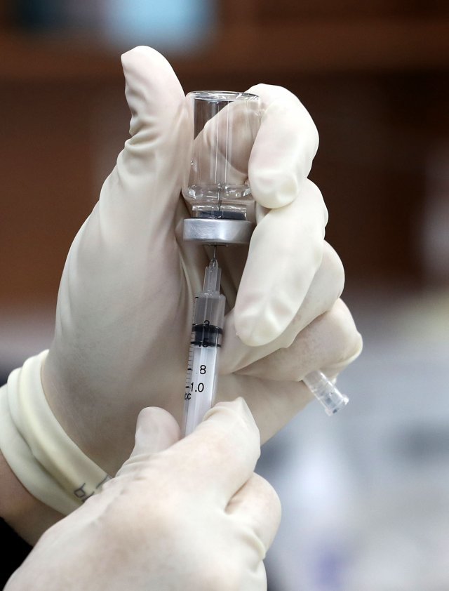 한 의료진이 코로나 19 백신에서 주사기로 소분하는 훈련을 하고 있다.