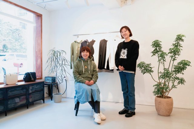 \'낫아워스\'의 후디와 니트 베스트를 입고 있는 박진영·신하나 대표(왼쪽부터). 사진 홍태식