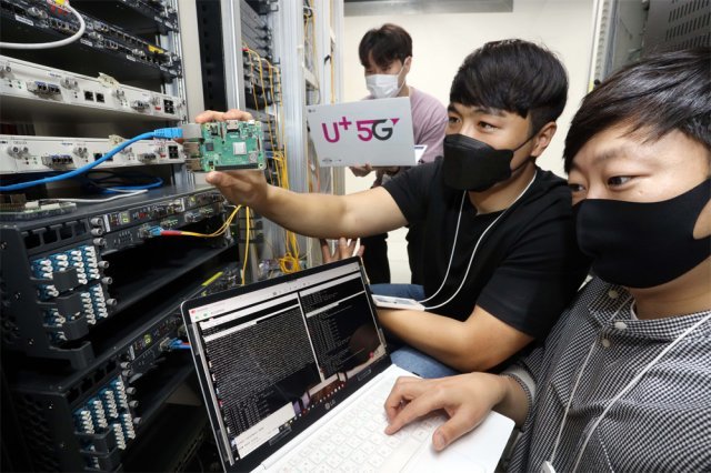 LG유플러스 직원들이 양자내성암호 기술을 적용한 보안시스템을 연구하고 있다. 양자내성암호 기술은 수학 알고리즘을 사용하는 암호화 방식으로, 슈퍼 컴퓨터보다 빠른 양자컴퓨터로도 풀기 어렵다고 알려져 있다. LG유플러스 제공