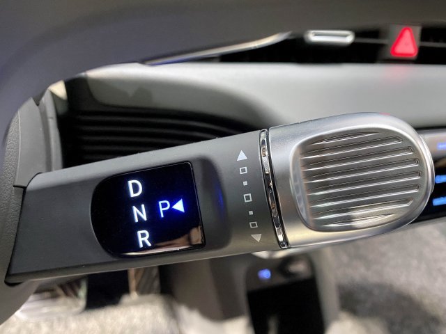 현대자동차가 자사 차량 중 아이오닉5에 처음으로 적용한 컬럼 타입 전자식 변속 레버(SBW). 레버 오른쪽을 돌려가며 변속할 수 있다. 현대자동차 제공