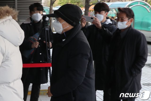 지난해 12월18일 오거돈 전 부산시장이 부산 연제구 부산지방법원으로 영장실질심사를 위해 출석하고 있다. 오 전 시장은 강제추행 혐의 등을 받고 있다. 2020.12.18/뉴스1 © News1