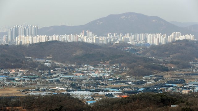 24일 경기 광명시 가학산에서 바라 본 6번째 3기 신도시 예정지인 경기 시흥시 과림동 일대. 2021.02.24.  뉴시스