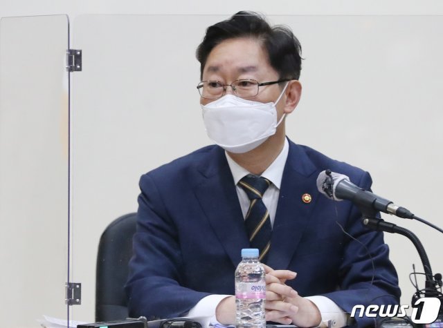 박범계 법무부 장관이 24일 오전 대전 중구 선화동 대전보호관찰소를 방문해 기자간담회를 갖고 있다. 2021.2.24/뉴스1 © News1